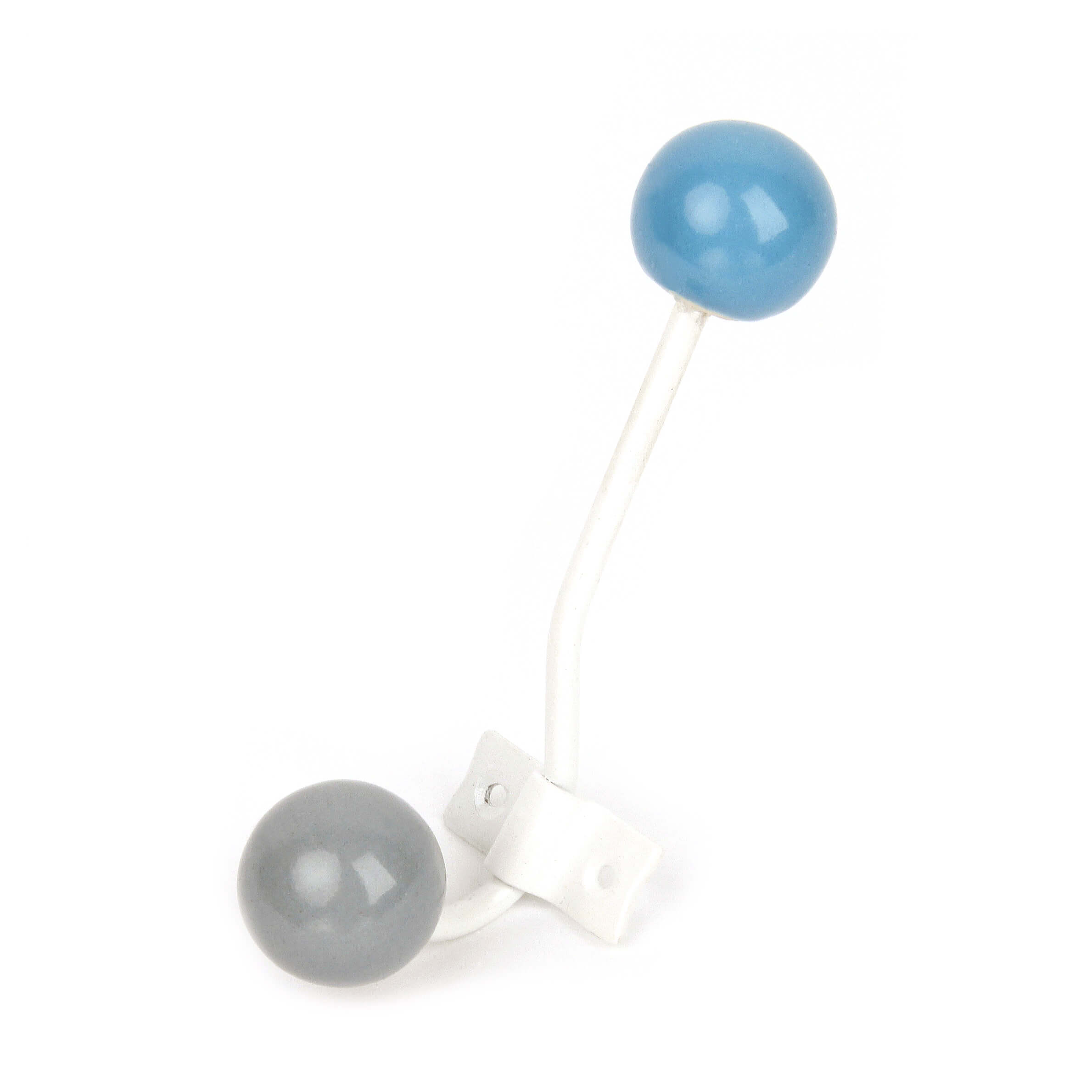 Garderobenhaken mit blauen und grauen Ballknauf