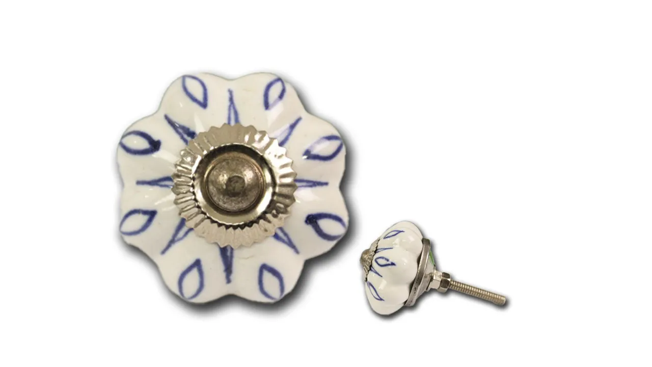 Großer Blumenknauf in weiß mit Blattmuster in blau