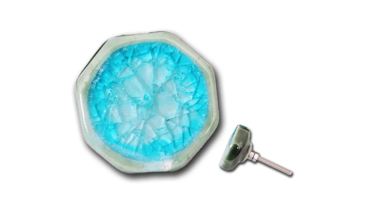 Großer flacher Knauf mit gesprungenem Glas in blau